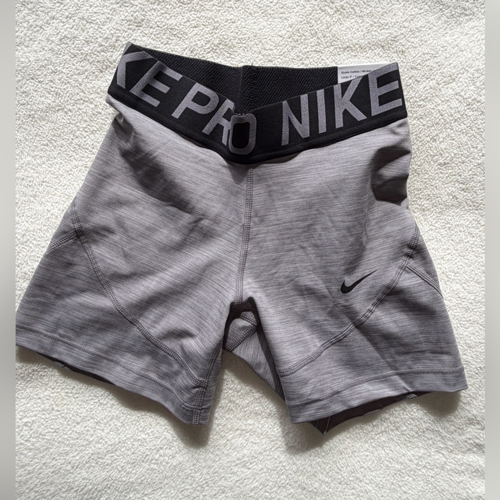 NWT Nike Pro Women's Athletic Gray Shorts 5” | Small